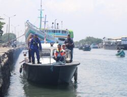 Gunakan Kapal Patroli, Polres Probolinggo Kota Kawal Distribusi Logistik Pemilu 2024 ke Pulau Gili Ketapang