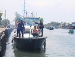 Gunakan Kapal Patroli, Polres Probolinggo Kota Kawal Distribusi Logistik Pemilu 2024 ke Pulau Gili Ketapang