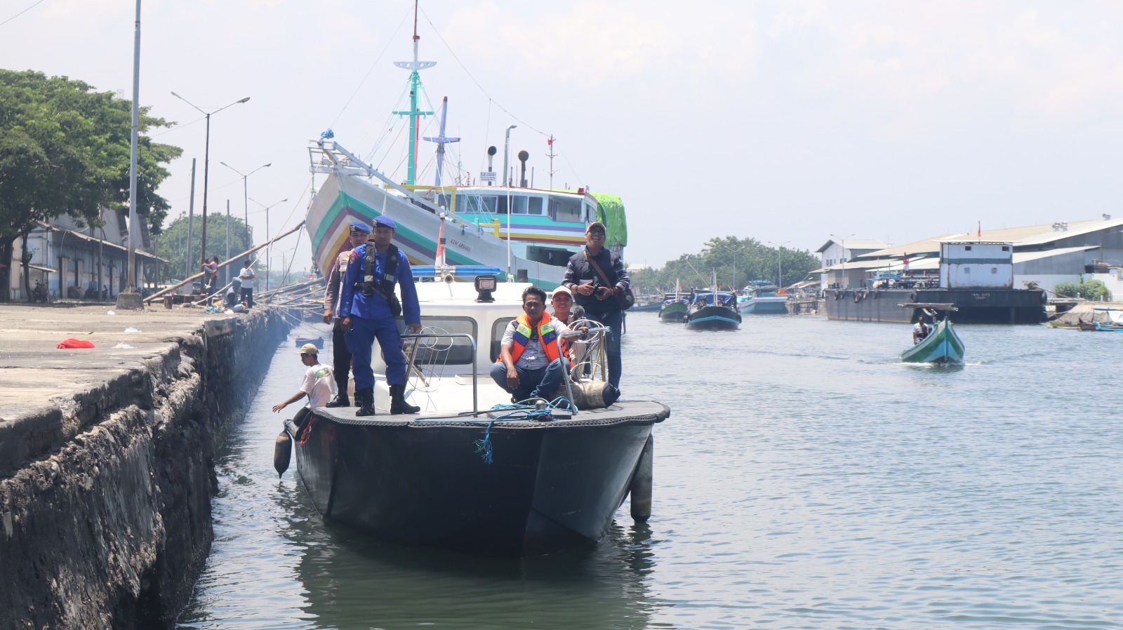Gunakan Kapal Patroli, Polres Probolinggo Kota Kawal Distribusi Logistik Pemilu 2024 ke Pulau Gili Ketapang