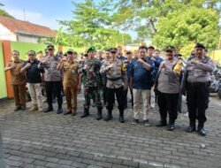 TNI Polri Kawal Pergeseran Logistik Pemilu 2024 Dari PPK Menuju Ke PPS Desa Se-Kecamatan Dlanggu