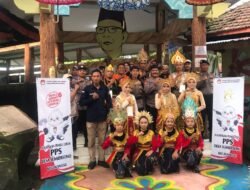 Pakai Kostum Unik Untuk Menarik Minat Pemilih, TPS Desa Sumbersono Kenakan Kostum Kerajaan Mojopahit