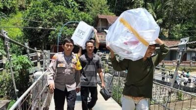 Polisi bersama TNI di Pacitan Tempuh Medan Terjal Demi Amankan Distribusi Logistik Pemilu