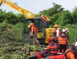Cegah Banjir di Kecamatan Waru dan Taman Kembali Terulang, Tim Gabungan Pemrov Jatim dan Pemkab Sidoarjo Bersihkan Sungai Buntung