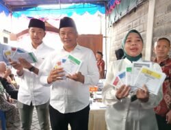 Wabup Subandi beserta keluarga Gunakan Hak Suaranya Coblos di TPS 04 Desa Pabean,Sedati