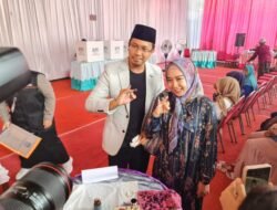 Nyoblos di TPS 09 Bersama Gus Ali, Gus Muhdlor dan Ning Sasha Tunjukkan Jari Celup Tinta