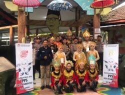 Pakai Kostum Unik Untuk Menarik Minat Pemilih, TPS Desa Sumbersono Kenakan Kostum Kerajaan Mojopahit