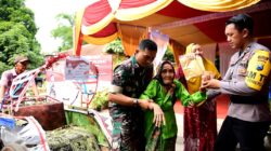 Bupati Apresiasi Kolaborasi TNI - Polri di Situbondo Antar Jemput Lansia Datang ke TPS Demi Gunakan Hak Pilih