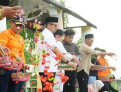 Pj Wali Kota Mojokerto Salat Ghaib dan Tabur Bunga di Sungai Tlocor