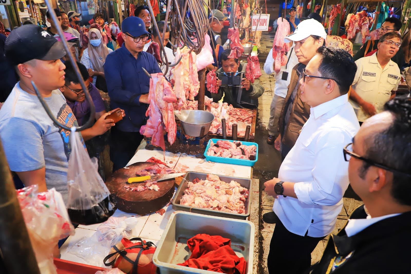 Pj.Gubernur Jatim Adhy Karyono Lakukan Kunjungan Kerja Tinjau Gudang BULOG Sidoarjo dan Pasar Larangan