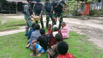 Makan Bersama Jadi Rutinitas Satgas Yonif 721 Bersama Warga Papua Pegunungan