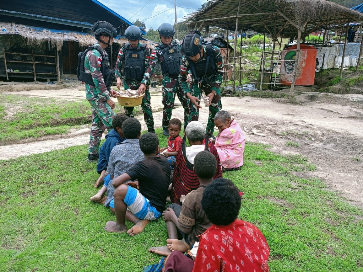 Makan Bersama Jadi Rutinitas Satgas Yonif 721 Bersama Warga Papua Pegunungan