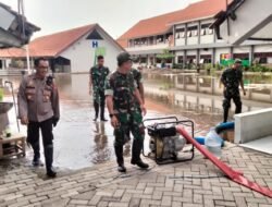 Sinergitas, Polisi Bersama TNI dan BPBD Tangani Banjir di Sidoarjo