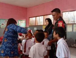 Babinsa Koramil 0815/15 Jatirejo Dampingi Pelaksanaan Sub Pekan Imunisasi Polio Nasional Putaran 2