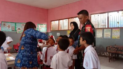 Babinsa Koramil 0815/15 Jatirejo Dampingi Pelaksanaan Sub Pekan Imunisasi Polio Nasional Putaran 2