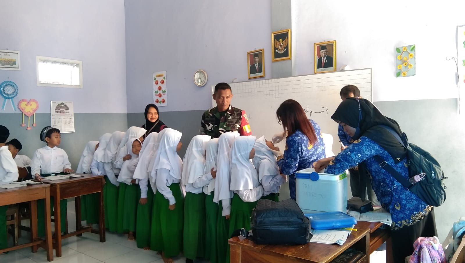 Babinsa Koramil 0815/15 Jatirejo Dampingi Pelaksanaan Sub Pekan Imunisasi Polio Nasional Putaran 2