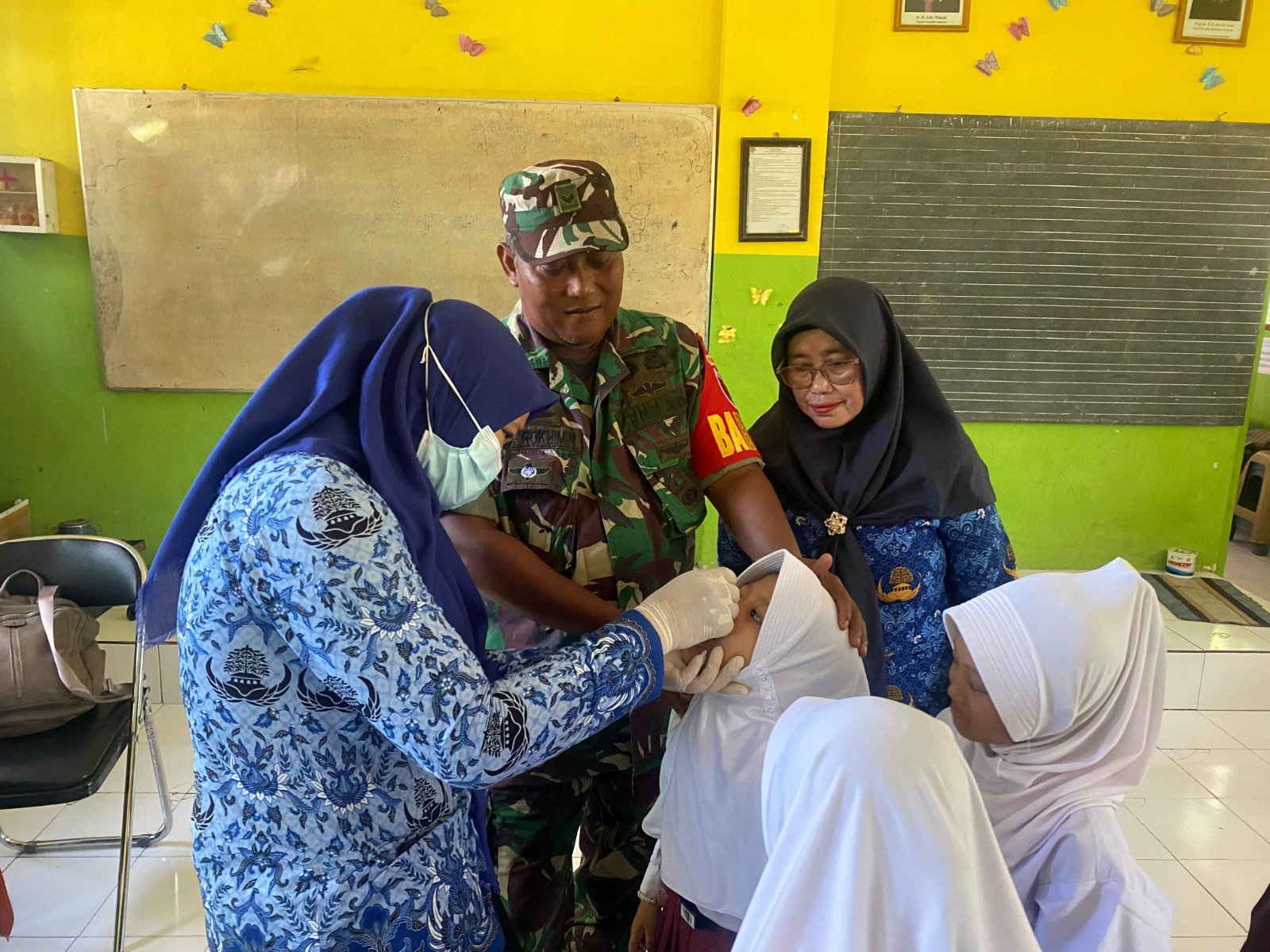 Babinsa Koramil 0815/15 Jatirejo Dampingi Pelaksanaan Sub Pekan Imunisasi Polio Nasional Putaran 2