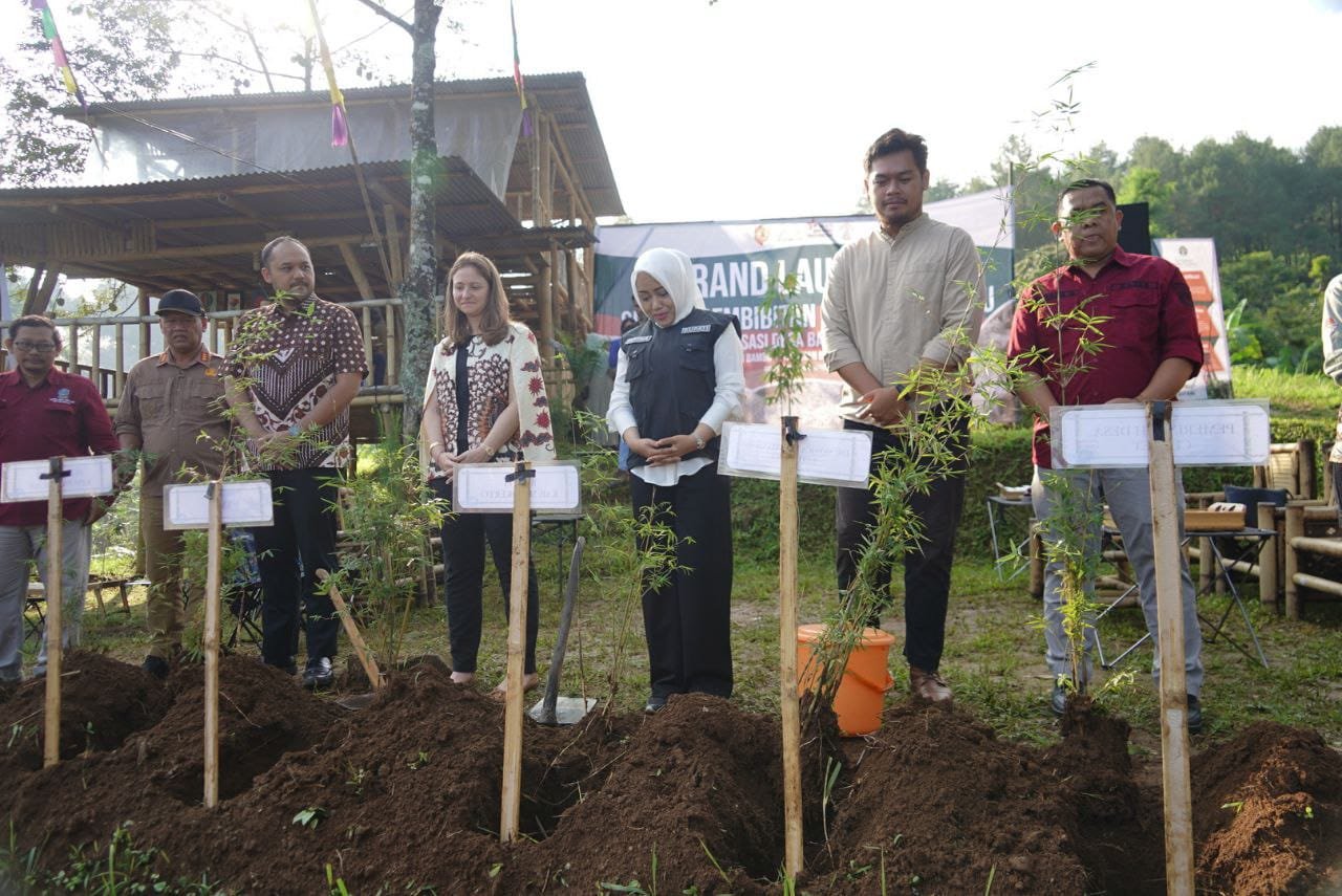 Grand Launching Area Sentra Pembibitan Bambu Dan Edukasi Bambu, Bupati Ikfina Harap Dapat Tingkatkan Ekonomi Dan Pusat Edukasi