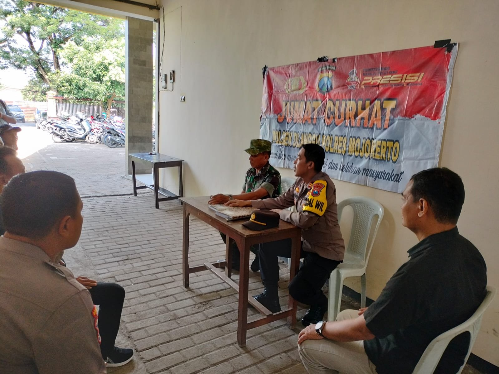 Tahap Rekapitulasi Suara, Kapolsek Dlanggu Adakan Forum Jumat Curhat Bersama Elemen Masyarakat