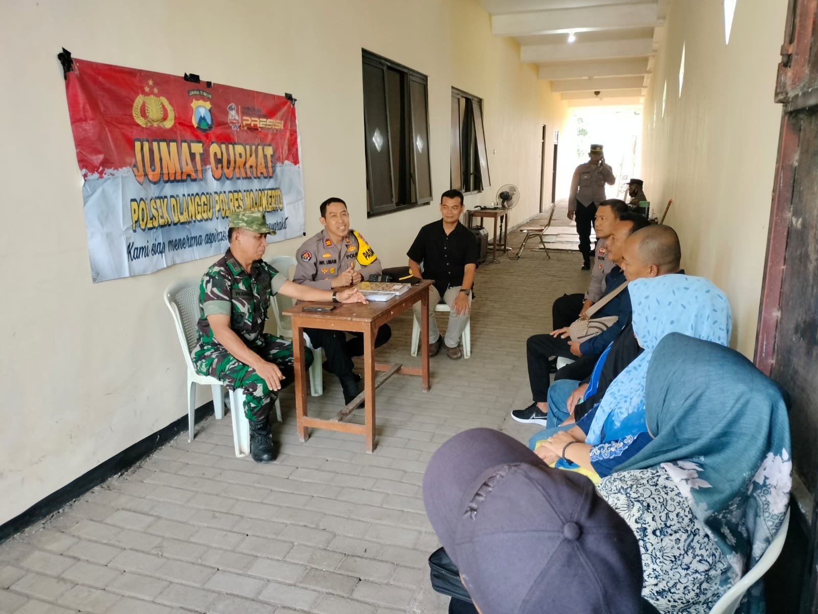 Tahap Rekapitulasi Suara, Kapolsek Dlanggu Adakan Forum Jumat Curhat Bersama Elemen Masyarakat