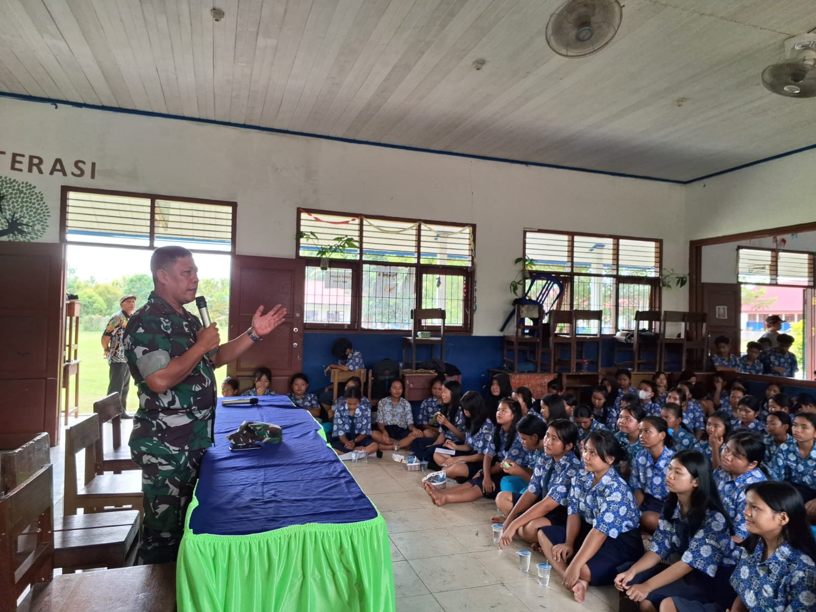 Danramil 0912-06/Damai Kapten Inf Sudarsono saat menyampaikan materi wawasan Kebangsaan di SMPN 02 Damai, di Kampung Jengan Danum ( Foto : Dok TMMD ke 119)