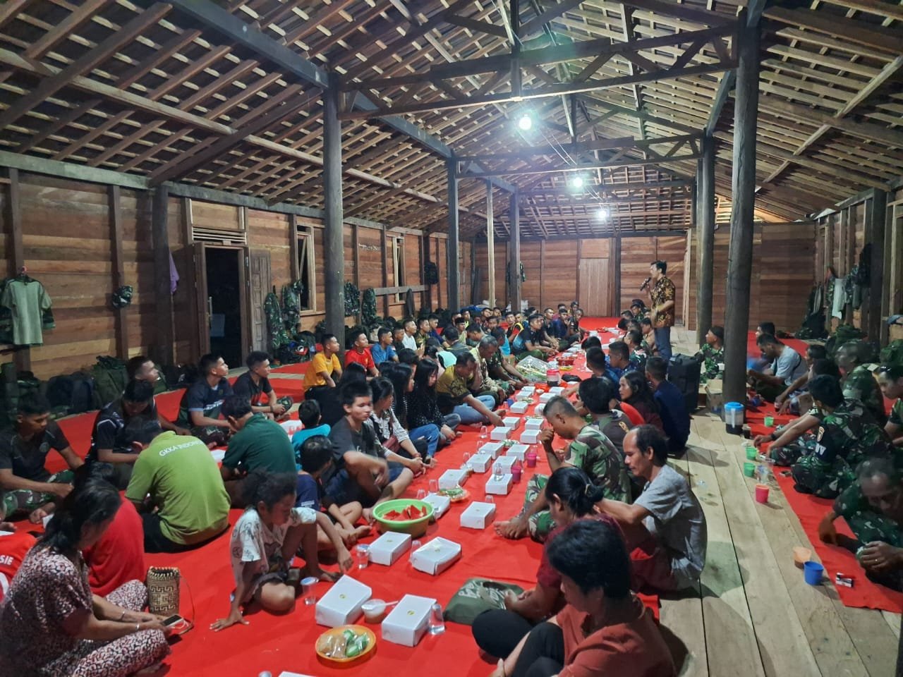 Satgas TMMD dan Perangkat Kampung serta Warga Kampung Kelian Gelar Syukuran.( Foto : Dok TMMD ke 119 )