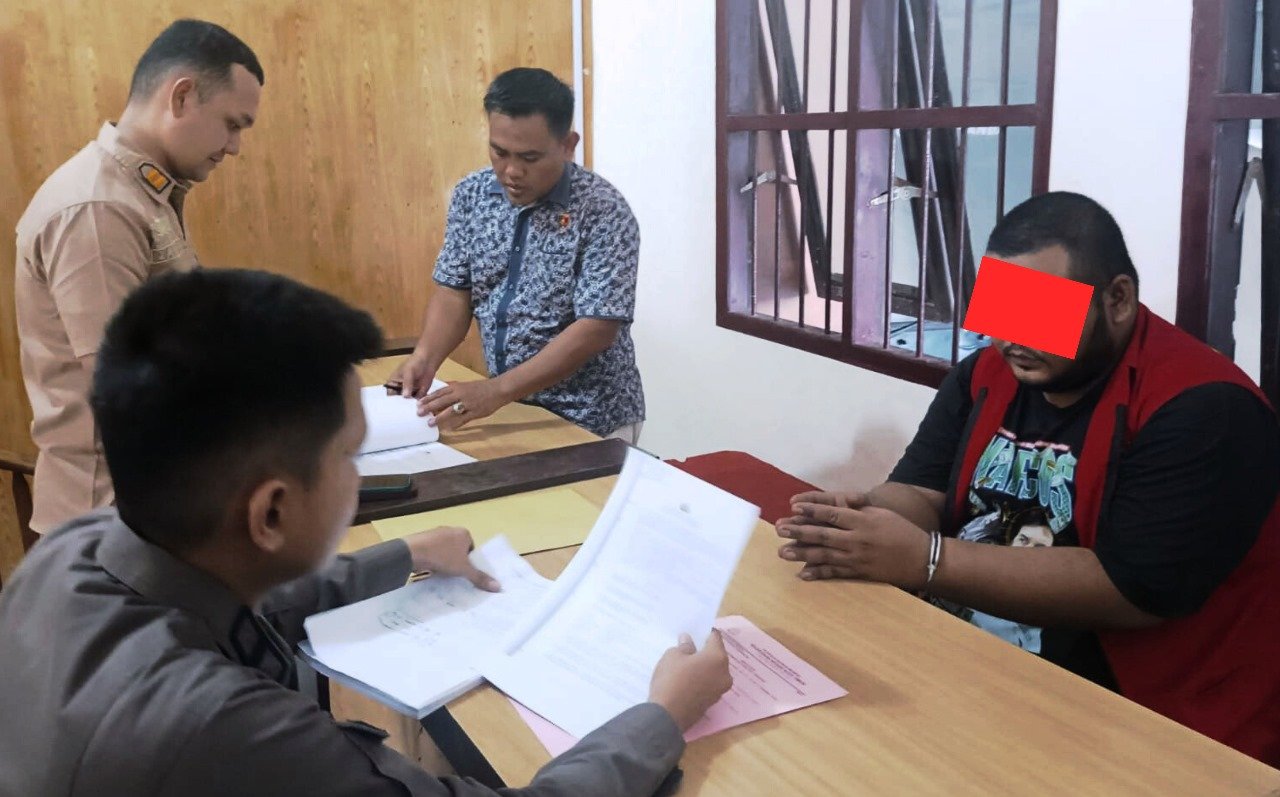 Berkas Lengkap, Penyidik Polsek Peureulak Limpahkan Tersangka Penggelapan di SPBU ke JPU