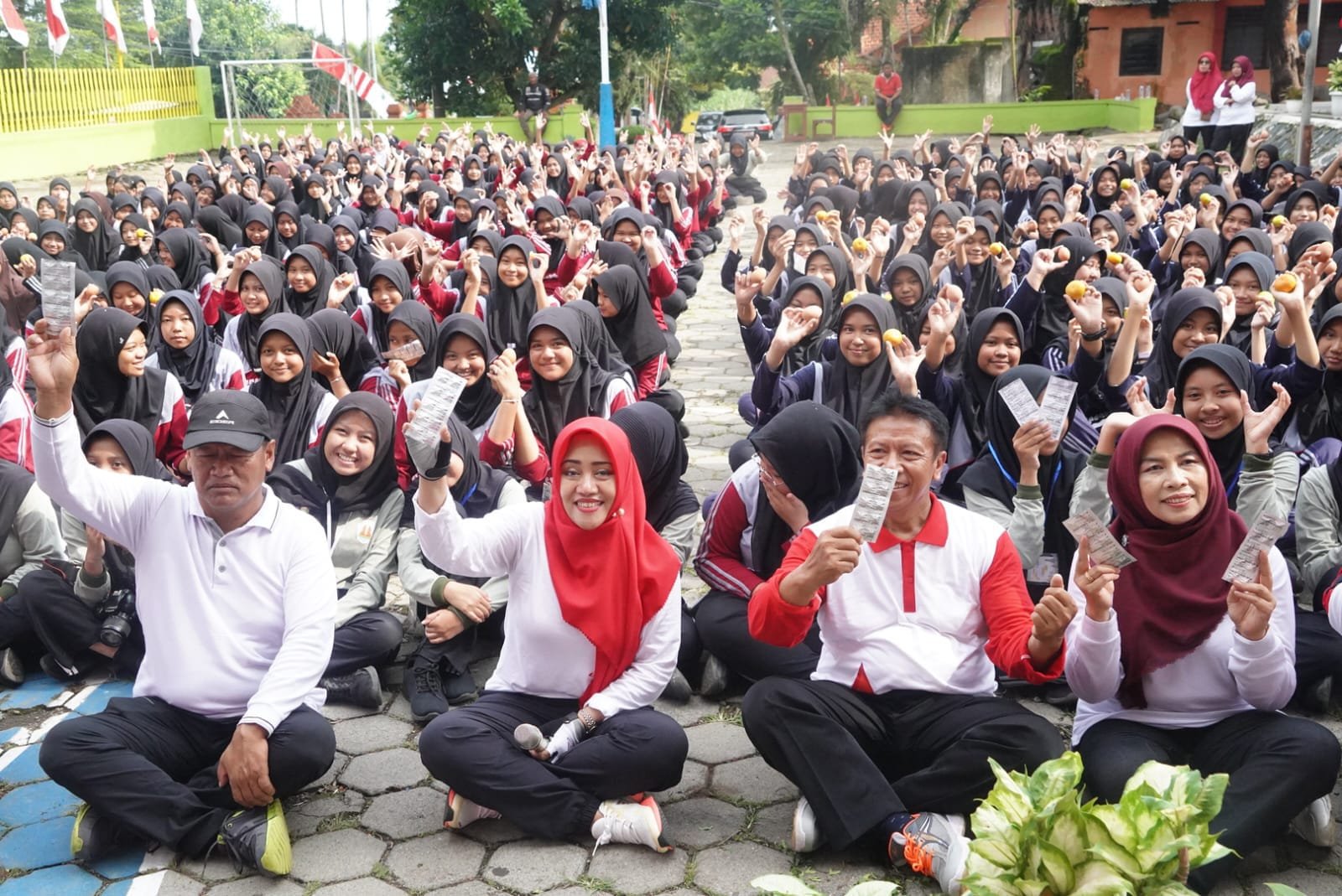 Cegah Calon Ibu Alami Anemia Kronis, Bupati Ikfina Gelar Minum TTD Di SMP Negeri 1 Pacet