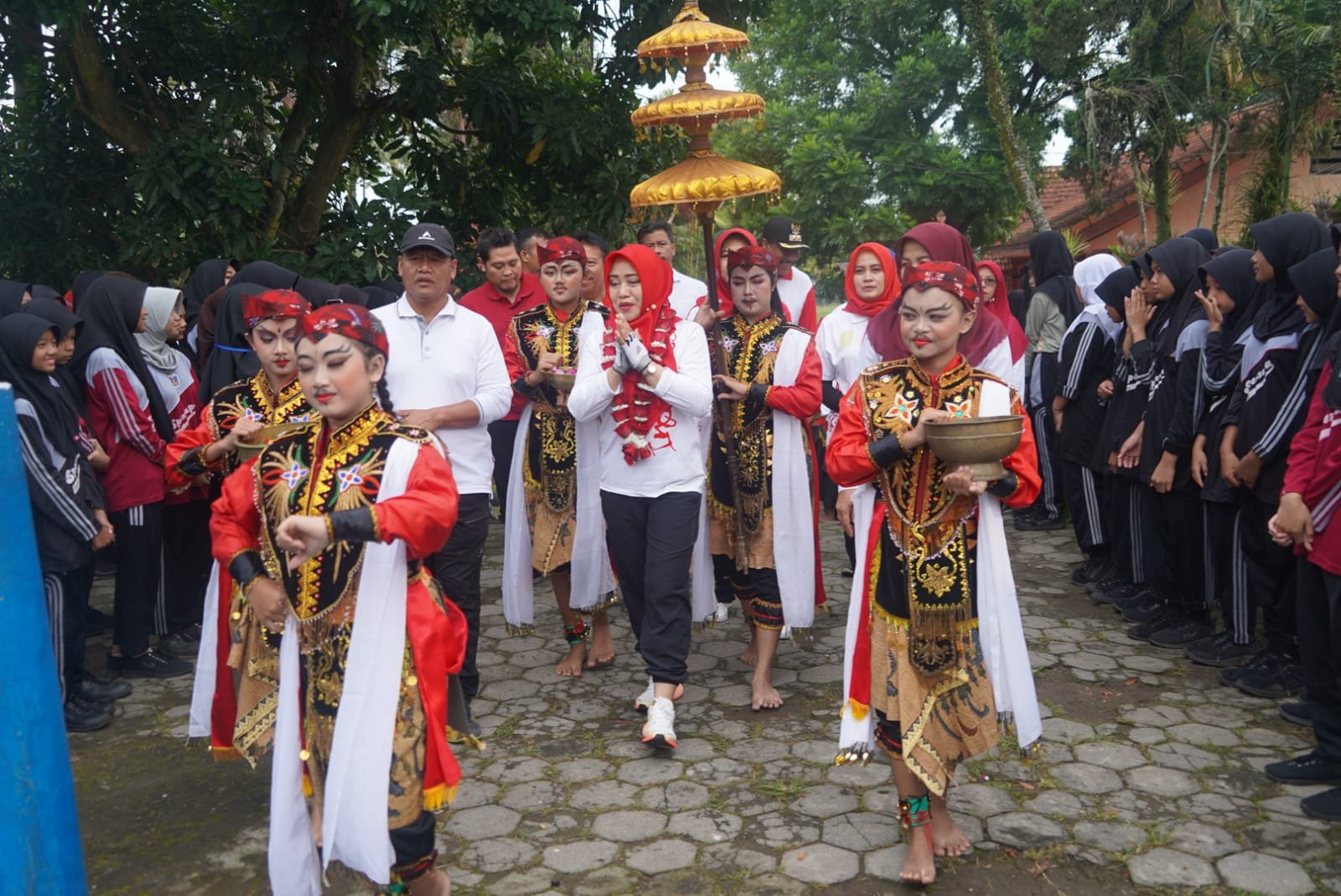 Cegah Calon Ibu Alami Anemia Kronis, Bupati Ikfina Gelar Minum TTD Di SMP Negeri 1 Pacet