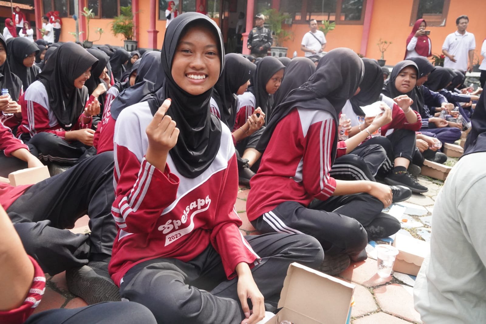 Cegah Calon Ibu Alami Anemia Kronis, Bupati Ikfina Gelar Minum TTD Di SMP Negeri 1 Pacet