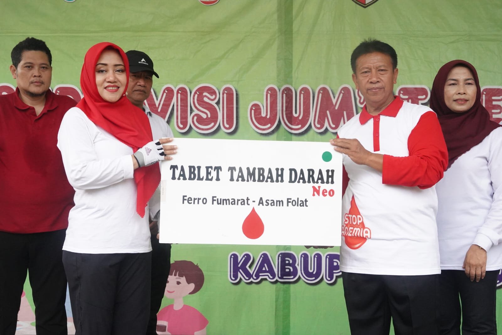 Cegah Calon Ibu Alami Anemia Kronis, Bupati Ikfina Gelar Minum TTD Di SMP Negeri 1 Pacet