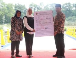 Resmikan Jembatan Penghubung Antar Desa Dari Hasil PBB P2, Bupati Ikfina Ajak Masyarakat Tertib Bayar Pajak