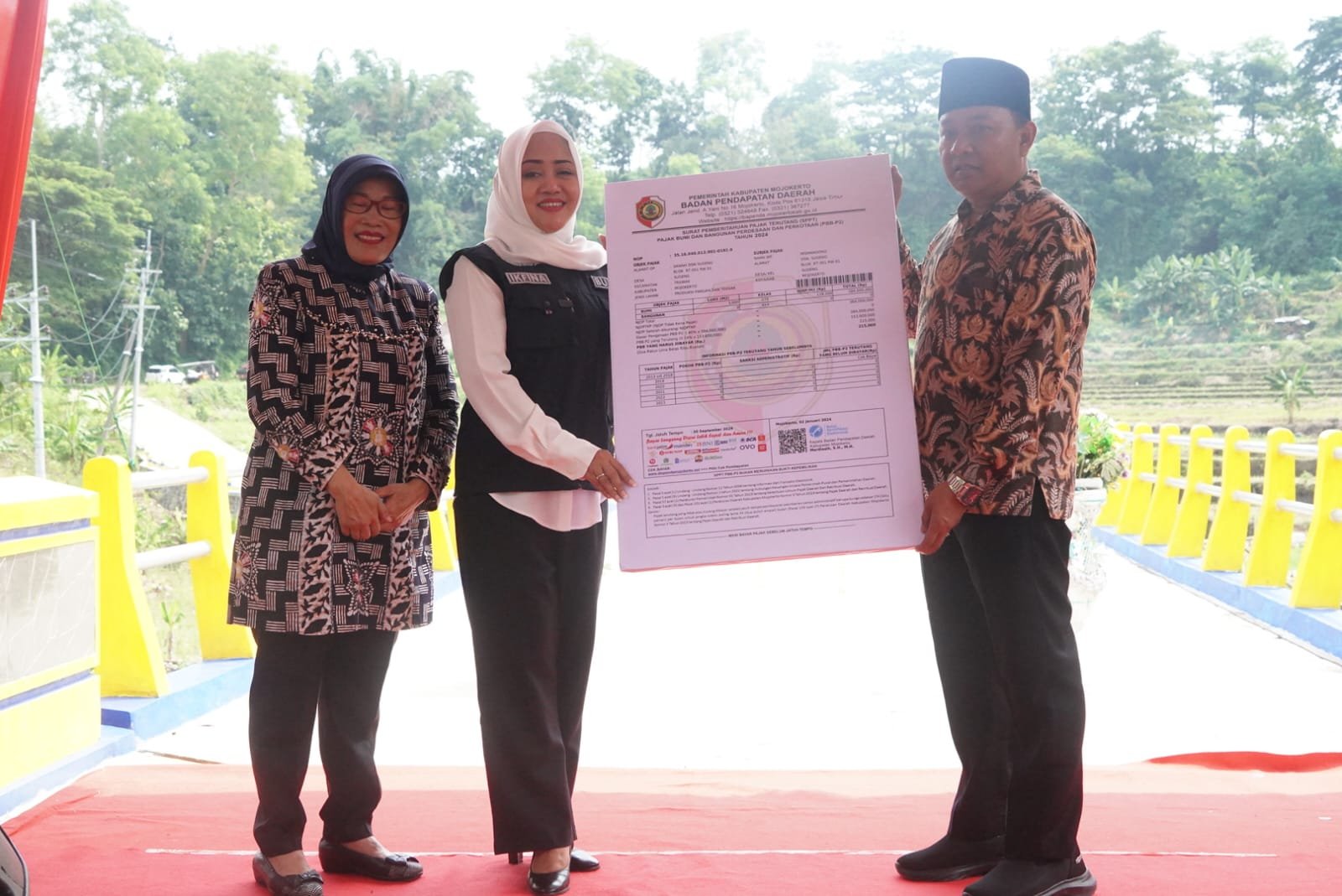 Resmikan Jembatan Penghubung Antar Desa Dari Hasil PBB P2, Bupati Ikfina Ajak Masyarakat Tertib Bayar Pajak