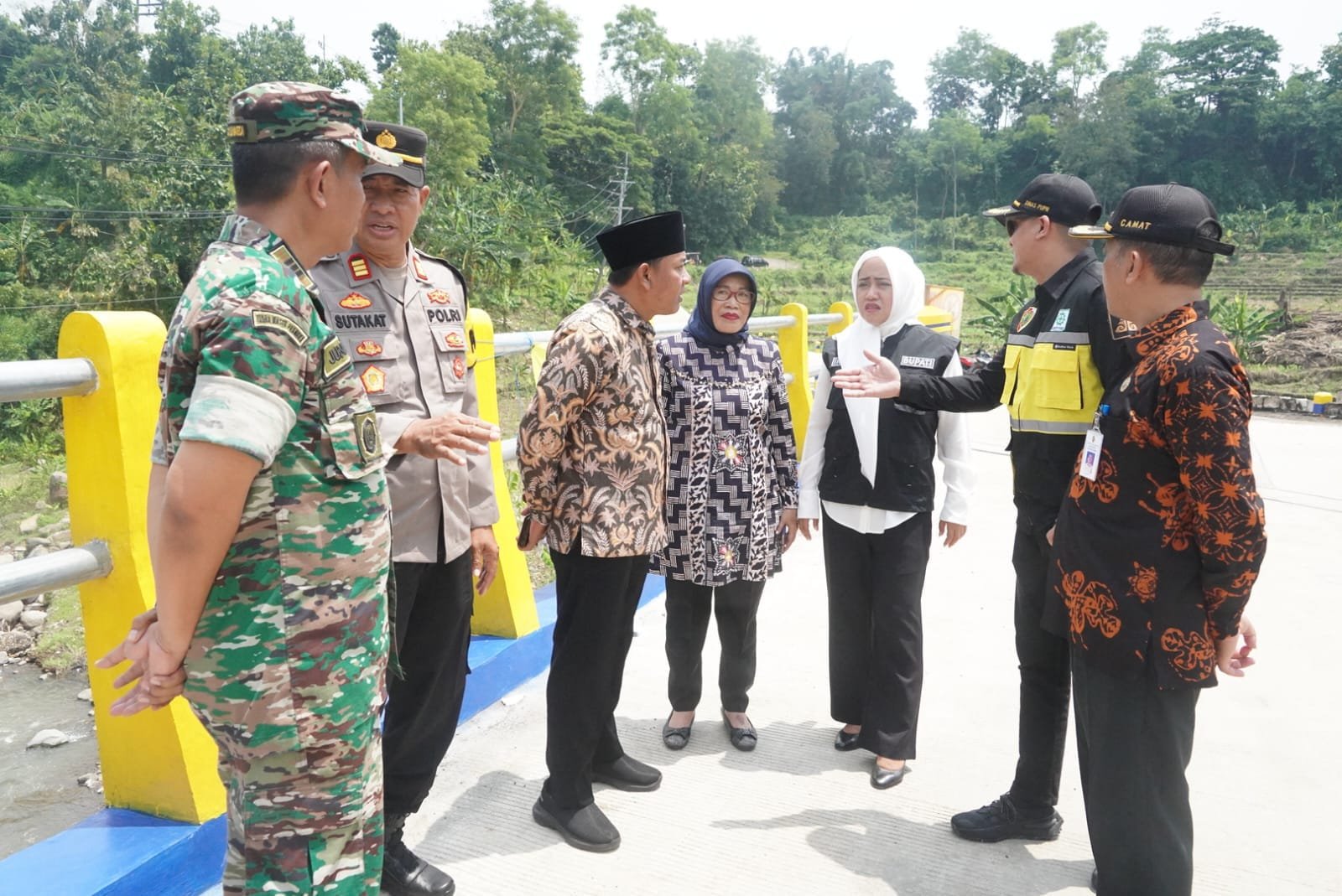 Resmikan Jembatan Penghubung Antar Desa Dari Hasil PBB P2, Bupati Ikfina Ajak Masyarakat Tertib Bayar Pajak
