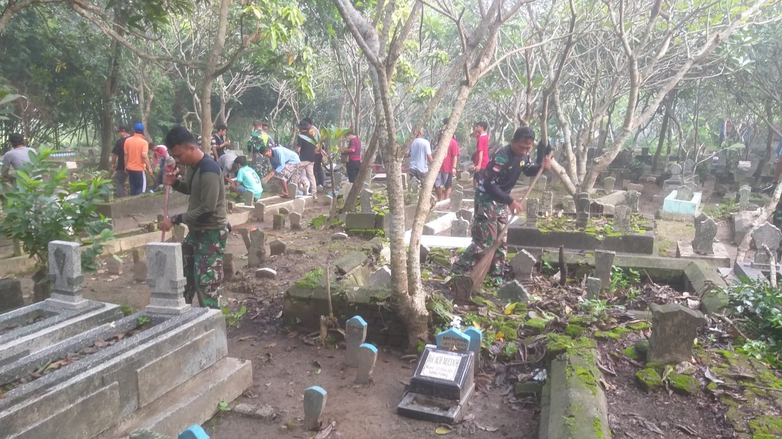 Koramil 0815/19 Magersari Bareng Warga Kerja Bakti Bersih Bersih TPU