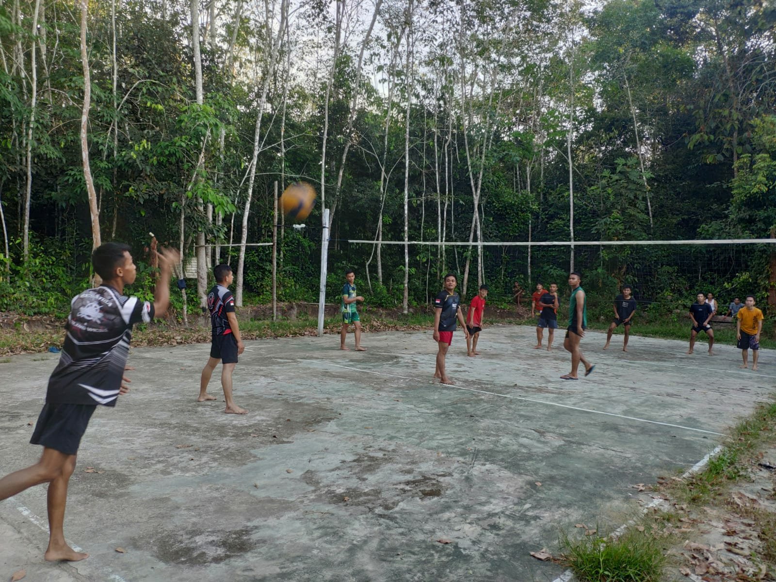Personel Satgas TMMD ke 119 berolahraga bersama pemuda di Kampung Kelian.( Dok TMMD)
