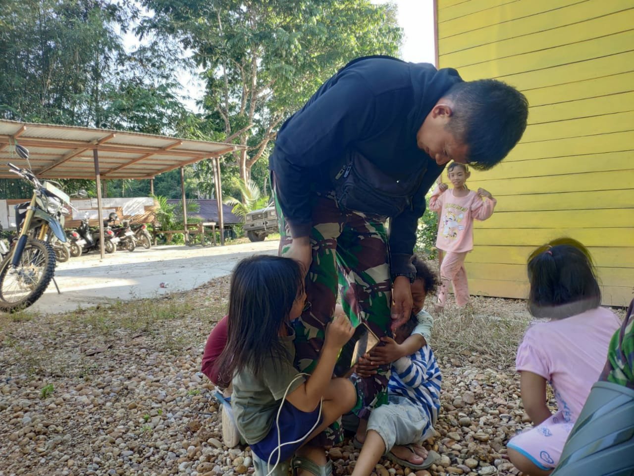 Anak- anak Kampung Kelian Kecamatan Damai akrab dengan personel TMMD ke 119