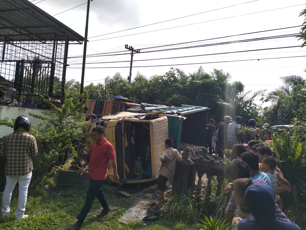 Dua Pengendara Sepeda Motor Tertimpa Truck Yang Di Tabrak, Diduga Truck Yang Menabrak Kabur