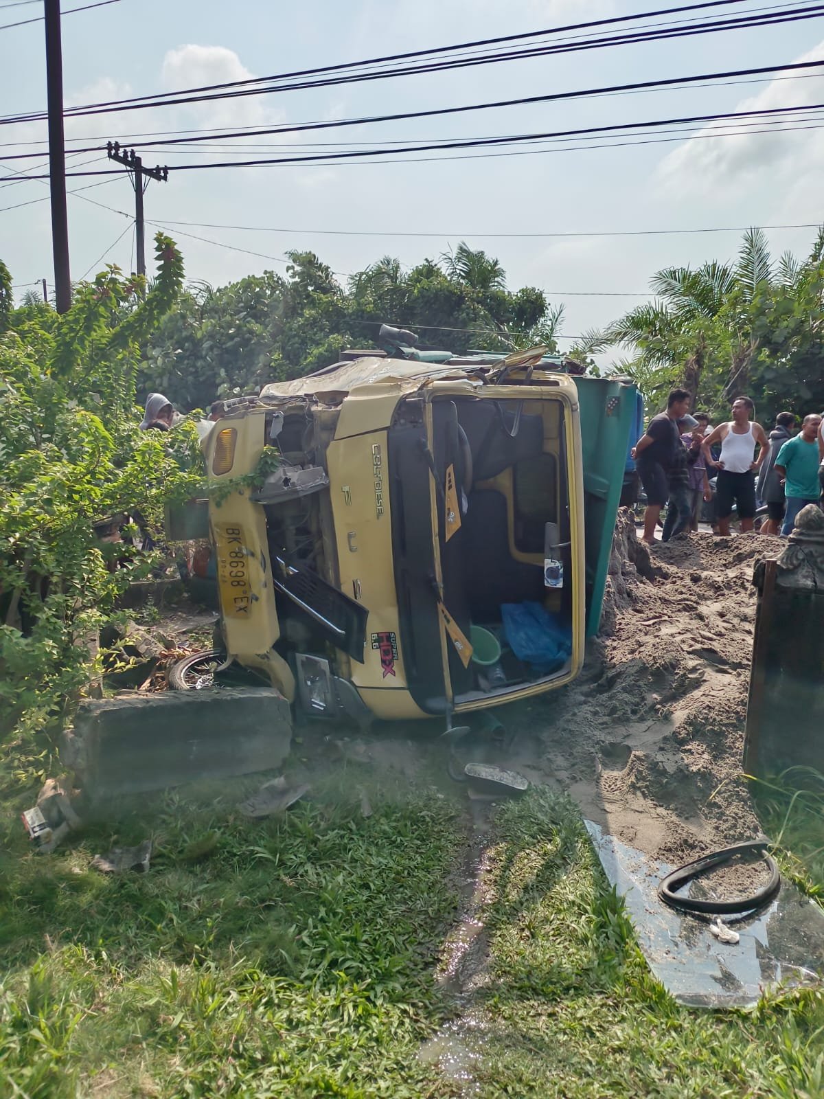 Truck Yang Menabrak Truk Kabur, Dua Sepeda Motor Tertimpa