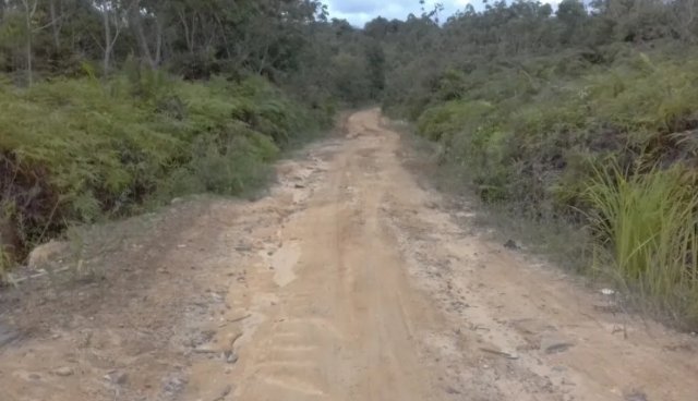 Jalan menuju Kampung Kelian Kecamatan Damai sebelum di Semenisasi.( R.S)