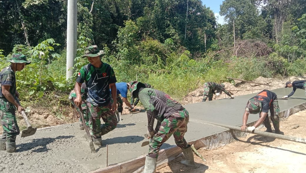 Salah satu kegiatan fisik TMMD ke 119 Wiltas tahun 2024, Semenisasi Jalan Kampung Kelian.( Foto : RS)