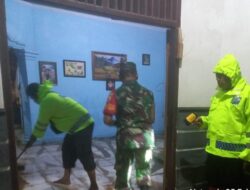 Polres Ngawi bersama TNI Bantu Bersihkan Rumah Warga Terdampak Luapan Sungai Sawur