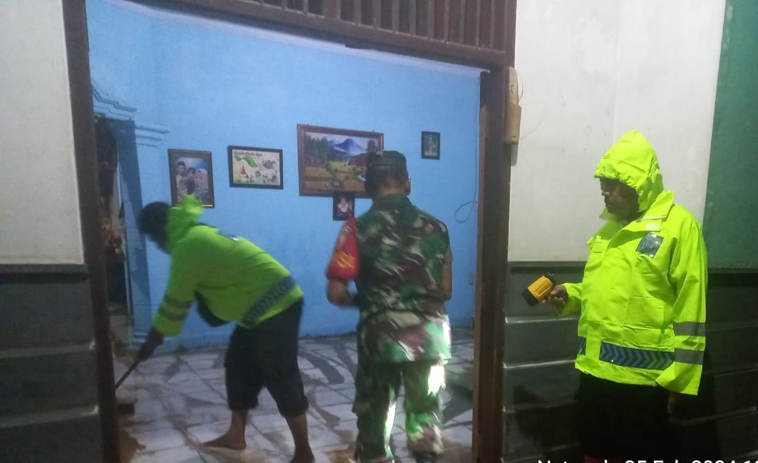 Polres Ngawi bersama TNI Bantu Bersihkan Rumah Warga Terdampak Luapan Sungai Sawur