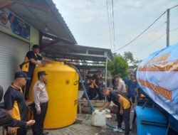 Polisi Beri Bantuan Air Bersih Untuk Warga Terdampak Banjir di Sidoarjo