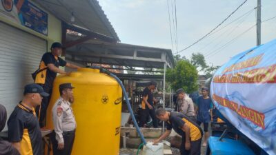 Polisi Beri Bantuan Air Bersih Untuk Warga Terdampak Banjir di Sidoarjo