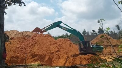 Aktivitas Tambang Timah Desa Air Mesu Menggunakan Alat Berat Excavator Diduga Pemilik Bernama Bimo Asli Jakarta