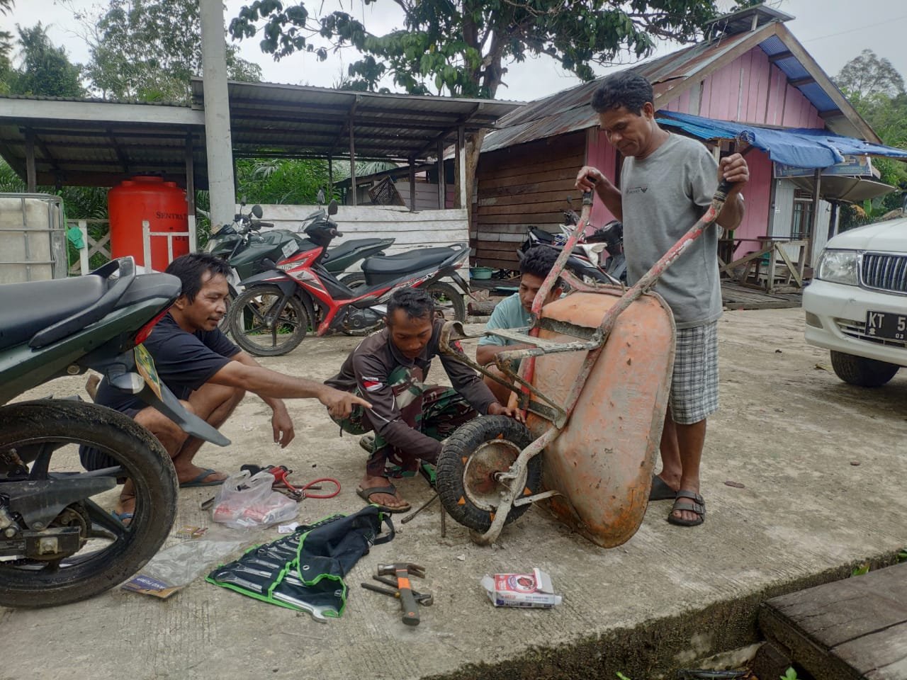 Serda Gianto saat perbaiki Artco dengan menganti sparepart seadanya.( Dok TMMD )