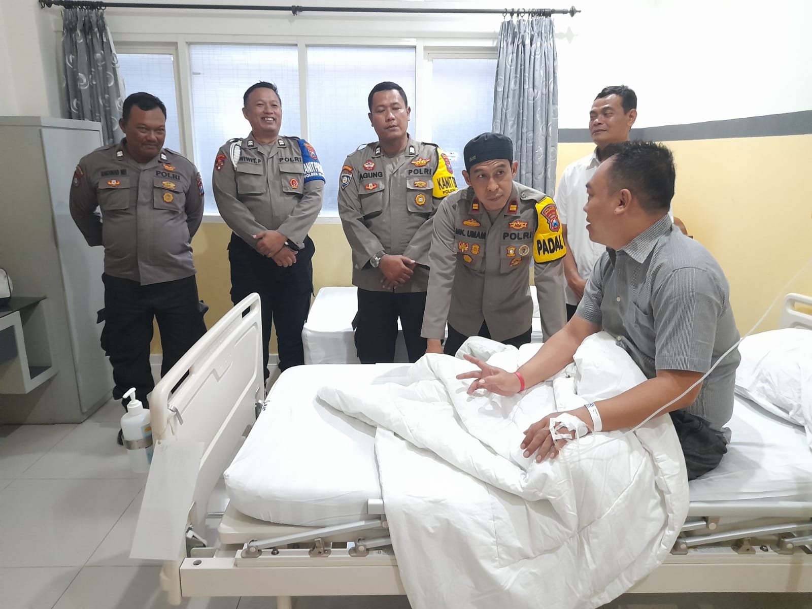Wujud Kepedulian, Kapolsek Dlanggu Beri Semangat Dan Doakan Kesembuhan Anggota