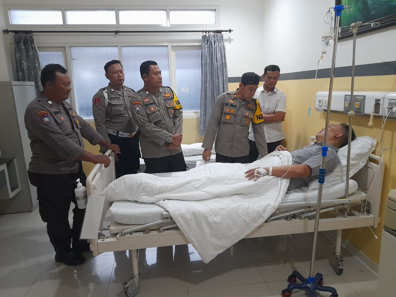 Wujud Kepedulian, Kapolsek Dlanggu Beri Semangat Dan Doakan Kesembuhan Anggota