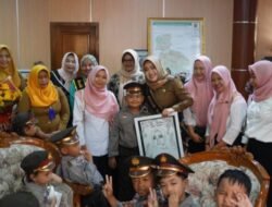 Terima Kunjungan TK Dharma Wanita Kalikatir, Bupati Ikfina Ajak Keliling Kantor Bupati