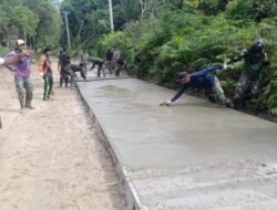 Kekompakan dan Semangat di Tunjukkan Personel Satgas TMMD Meskipun Bekerja Di Bawah Cuaca Terik